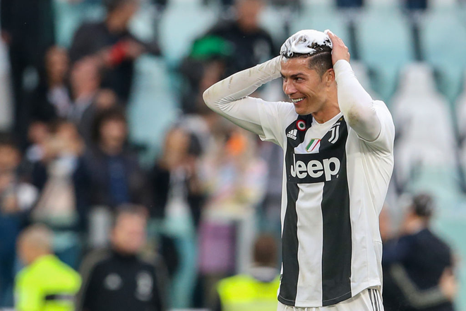 Ronaldo trở th&agrave;nh t&acirc;m điểm của m&agrave;n ăn mừng v&ocirc; địch c&oacute; một kh&ocirc;ng hai - Ảnh 6.