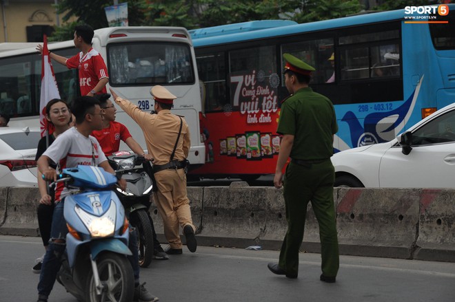 CĐV Hải Phòng đốt pháo sáng trước nhà thờ lớn Hà Nội, tạo ra khung cảnh náo loạn - Ảnh 4.