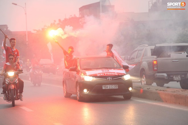 CĐV Hải Phòng đốt pháo sáng trước nhà thờ lớn Hà Nội, tạo ra khung cảnh náo loạn - Ảnh 3.