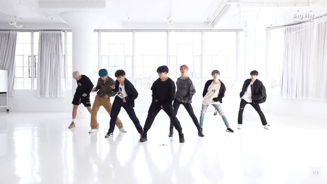 BTS tung video dance practice cho Boy With Luv, đoán xem có gì đặc biệt? - Ảnh 2.