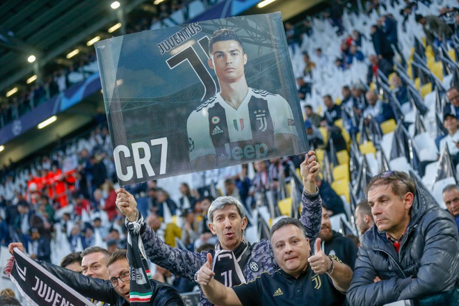 Ronaldo trở th&agrave;nh t&acirc;m điểm của m&agrave;n ăn mừng v&ocirc; địch c&oacute; một kh&ocirc;ng hai - Ảnh 1.