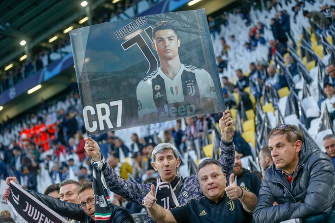 Ronaldo trở thành tâm điểm của màn ăn mừng vô địch có một không hai - Ảnh 1.