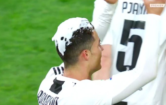 Ronaldo trở th&agrave;nh t&acirc;m điểm của m&agrave;n ăn mừng v&ocirc; địch c&oacute; một kh&ocirc;ng hai - Ảnh 9.