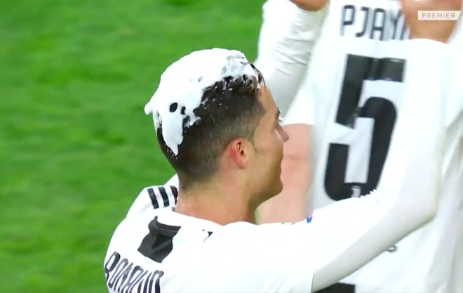 Ronaldo trở thành tâm điểm của màn ăn mừng vô địch có một không hai - Ảnh 9.