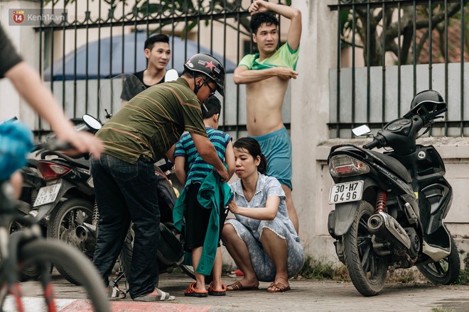 Hà Nội oi nóng ngộp thở, nhiều người mang theo cả thú cưng ra Hồ Tây tắm bất chấp biển cấm - Ảnh 6.