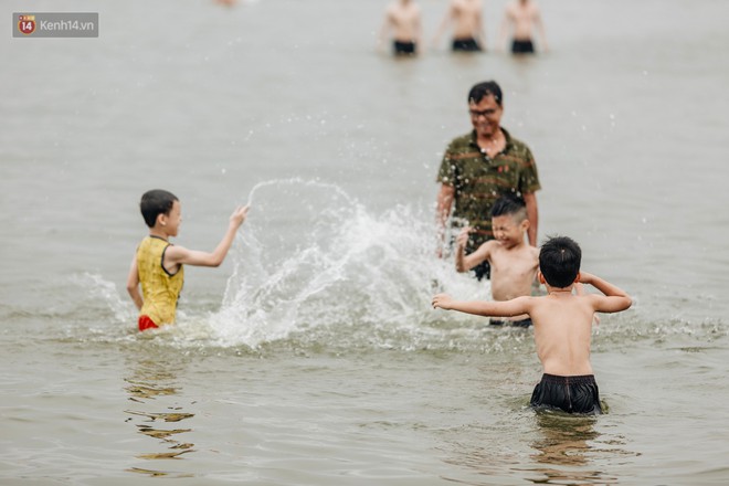 Hà Nội oi nóng ngộp thở, nhiều người mang theo cả thú cưng ra Hồ Tây tắm bất chấp biển cấm - Ảnh 7.