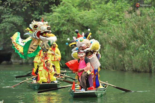 Đôi rồng được hàng trăm chiếc thuyền rước trong lễ hội Tràng An, Ninh Bình - Ảnh 2.