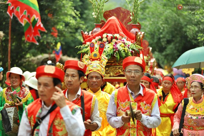 Đôi rồng được hàng trăm chiếc thuyền rước trong lễ hội Tràng An, Ninh Bình - Ảnh 8.