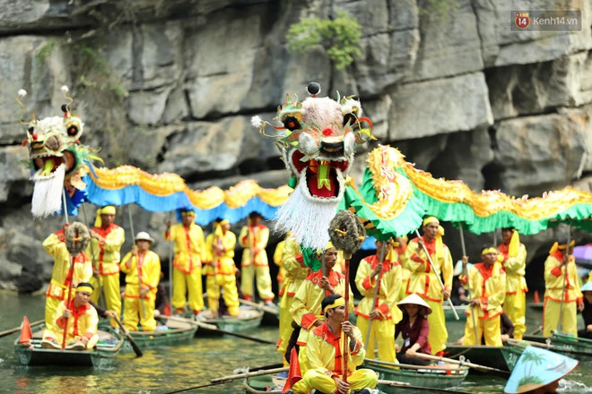 Đôi rồng được hàng trăm chiếc thuyền rước trong lễ hội Tràng An, Ninh Bình - Ảnh 3.