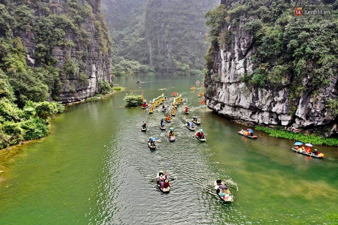 Đôi rồng được hàng trăm chiếc thuyền rước trong lễ hội Tràng An, Ninh Bình - Ảnh 6.