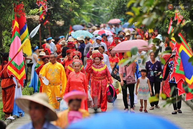 Đôi rồng được hàng trăm chiếc thuyền rước trong lễ hội Tràng An, Ninh Bình - Ảnh 9.