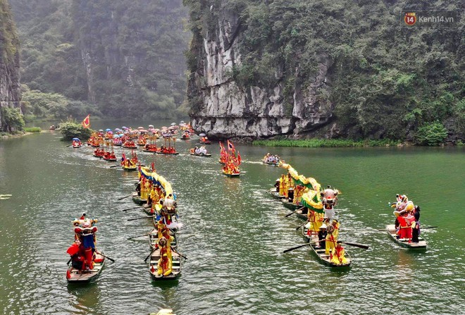 Đôi rồng được hàng trăm chiếc thuyền rước trong lễ hội Tràng An, Ninh Bình - Ảnh 5.
