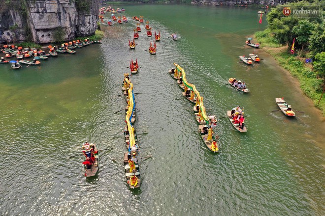 Đôi rồng được hàng trăm chiếc thuyền rước trong lễ hội Tràng An, Ninh Bình - Ảnh 4.
