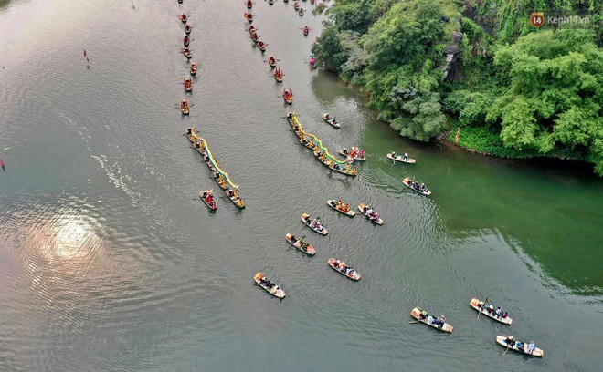 Đôi rồng được hàng trăm chiếc thuyền rước trong lễ hội Tràng An, Ninh Bình - Ảnh 1.
