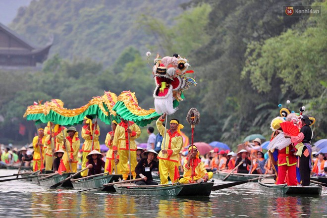 Đôi rồng được hàng trăm chiếc thuyền rước trong lễ hội Tràng An, Ninh Bình - Ảnh 7.