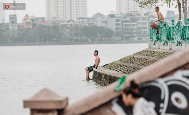 Hà Nội oi nóng ngộp thở, nhiều người mang theo cả thú cưng ra Hồ Tây tắm bất chấp biển cấm - Ảnh 10.