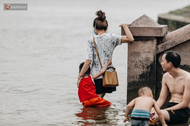 Hà Nội oi nóng ngộp thở, nhiều người mang theo cả thú cưng ra Hồ Tây tắm bất chấp biển cấm - Ảnh 8.