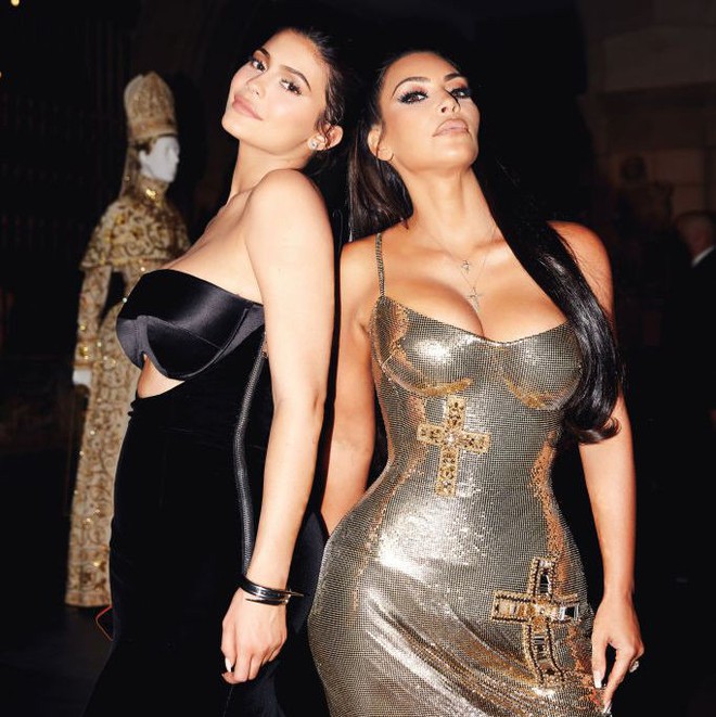 Mặc một kiểu váy sexy, chị em Kim Kardashian và Kylie Jenner bị đặt lên bàn cân: Vòng 1 siêu khủng là tâm điểm! - Ảnh 3.