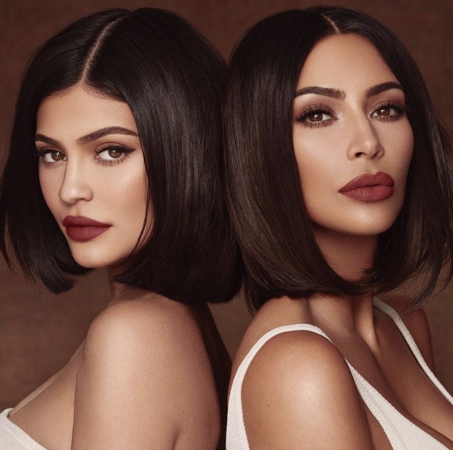 Mặc một kiểu váy sexy, chị em Kim Kardashian và Kylie Jenner bị đặt lên bàn cân: Vòng 1 siêu khủng là tâm điểm! - Ảnh 2.