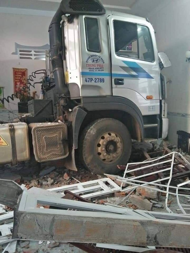 Xe container đ&acirc;m xuy&ecirc;n ph&ograve;ng kh&aacute;ch một gia đ&igrave;nh l&uacute;c rạng s&aacute;ng - Ảnh 1.
