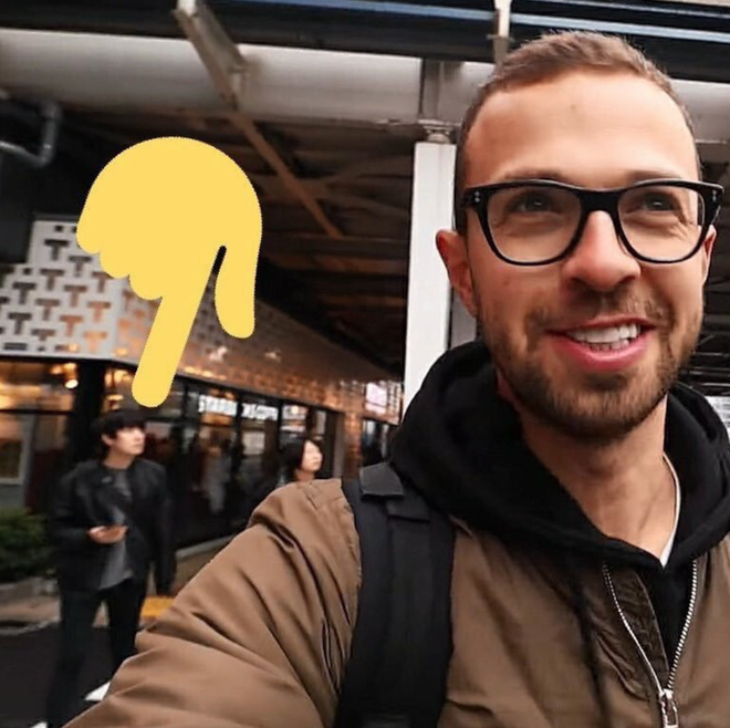 Clip của Youtuber bỗng g&acirc;y sốt v&igrave; nam thần đ&igrave;nh đ&aacute;m Kpop bị lạc t&igrave;nh cờ lọt v&agrave;o khung h&igrave;nh: Đi đ&acirc;u m&agrave; ngơ ngẩn thế n&agrave;y? - Ảnh 2.