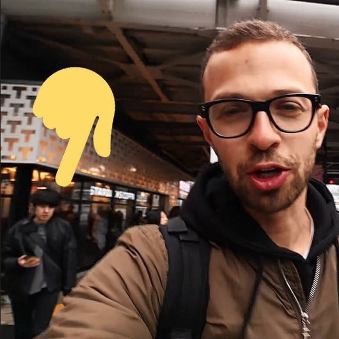 Clip của Youtuber bỗng g&acirc;y sốt v&igrave; nam thần đ&igrave;nh đ&aacute;m Kpop bị lạc t&igrave;nh cờ lọt v&agrave;o khung h&igrave;nh: Đi đ&acirc;u m&agrave; ngơ ngẩn thế n&agrave;y? - Ảnh 3.