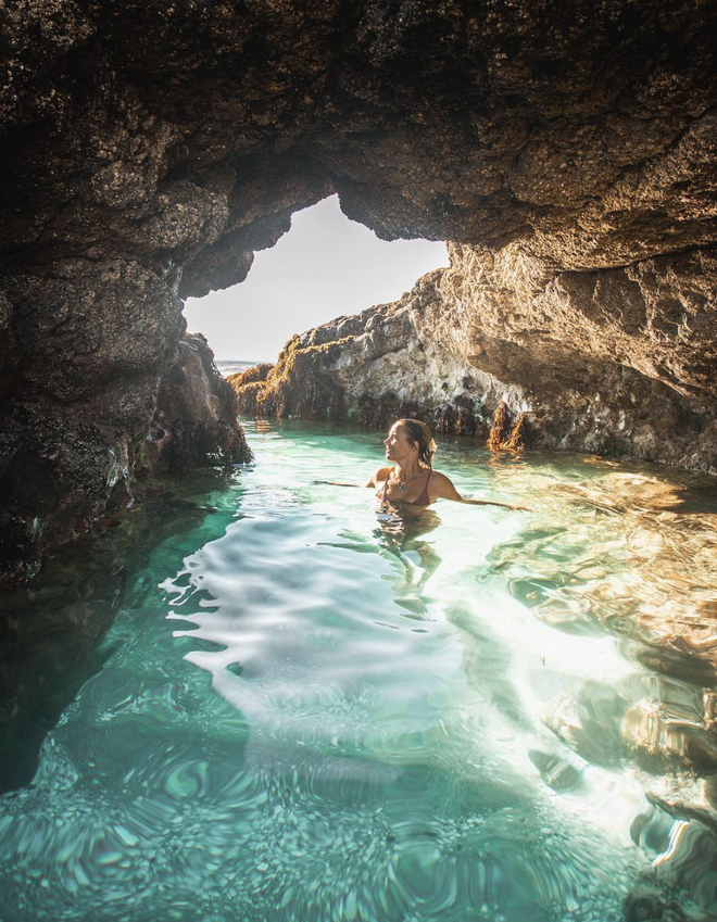 Khoe loạt ảnh tắm suối, nữ phượt thủ &Uacute;c bị d&acirc;n mạng n&eacute;m đ&aacute; tới tấp v&igrave; tưởng đặt ch&acirc;n đến khu vực cấm - Ảnh 4.