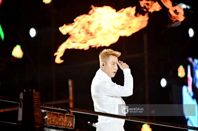 Sơn Tùng M-TP diện áo trắng chuẩn soái ca, Min xuất hiện không mệt tại sự kiện lớn ở Hà Nội - Ảnh 1.