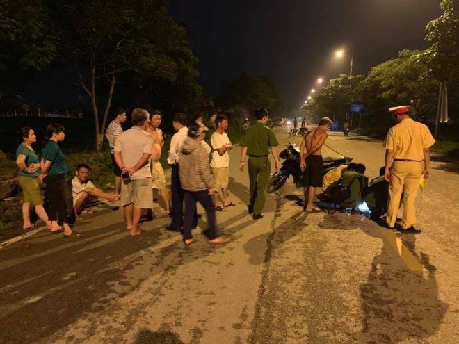 Hà Nội: Nửa đêm phát hiện 2 nạn nhân trọng thương nằm giữa đường, nghi bị ô tô tông trúng rồi bỏ chạy - Ảnh 1.