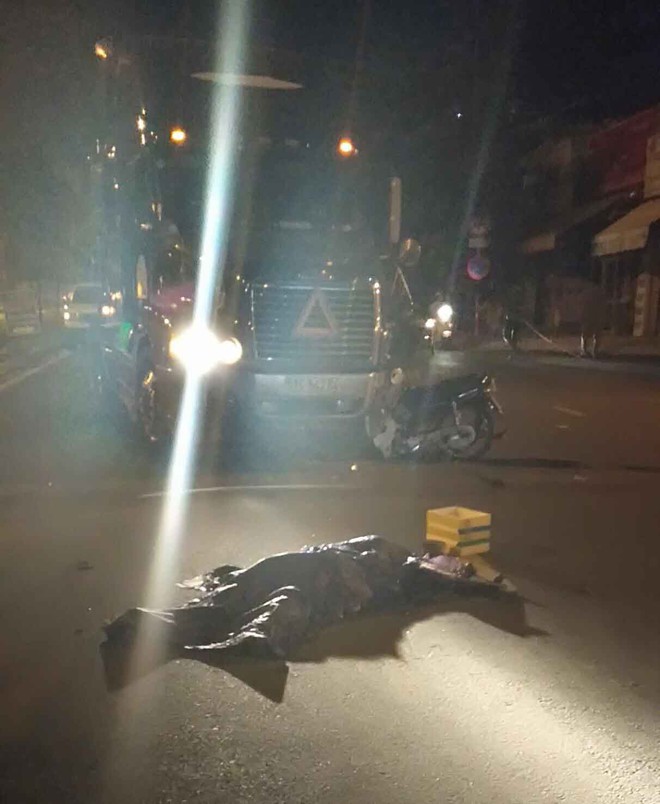 Xe máy đối đầu xe container ở Sài Gòn, người đàn ông tử vong - Ảnh 2.