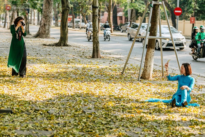 M&#249;a l&#225; sấu tung bay, người d&#226;n k&#233;o tới chụp ảnh ở con đường l&#227;ng mạn nhất Thủ đ&#244; d&#249; nắng n&#243;ng 40 độ C - Ảnh 17.