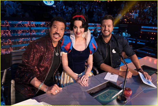 Halloween còn lâu mới tới nhưng Katy Perry đã vội hóa thành... phù thủy bạch tuộc tại American Idol! - Ảnh 1.