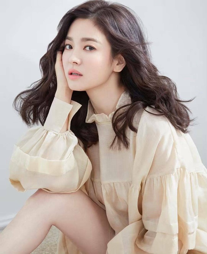 Vừa bị chê già, Song Hye Kyo dập lại bằng bộ ảnh tạp chí gây ngỡ ngàng: 38 tuổi mà trẻ đẹp, body nuột như gái 20 - Ảnh 4.