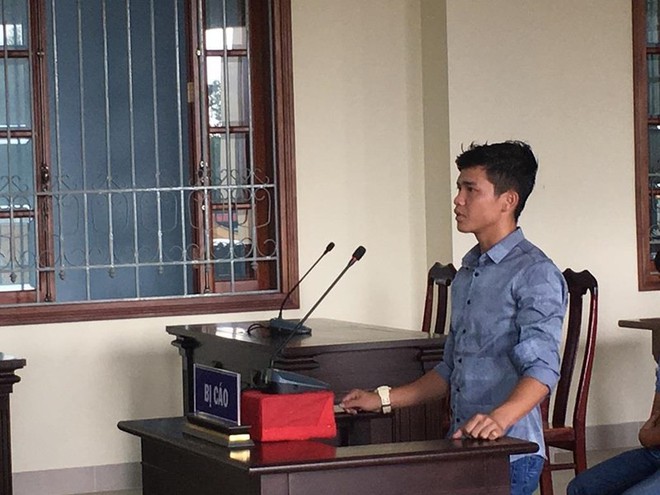 2 mẹ con bị t&ugrave; v&igrave;... gi&agrave;nh lại xe vi phạm với c&ocirc;ng an - Ảnh 1.