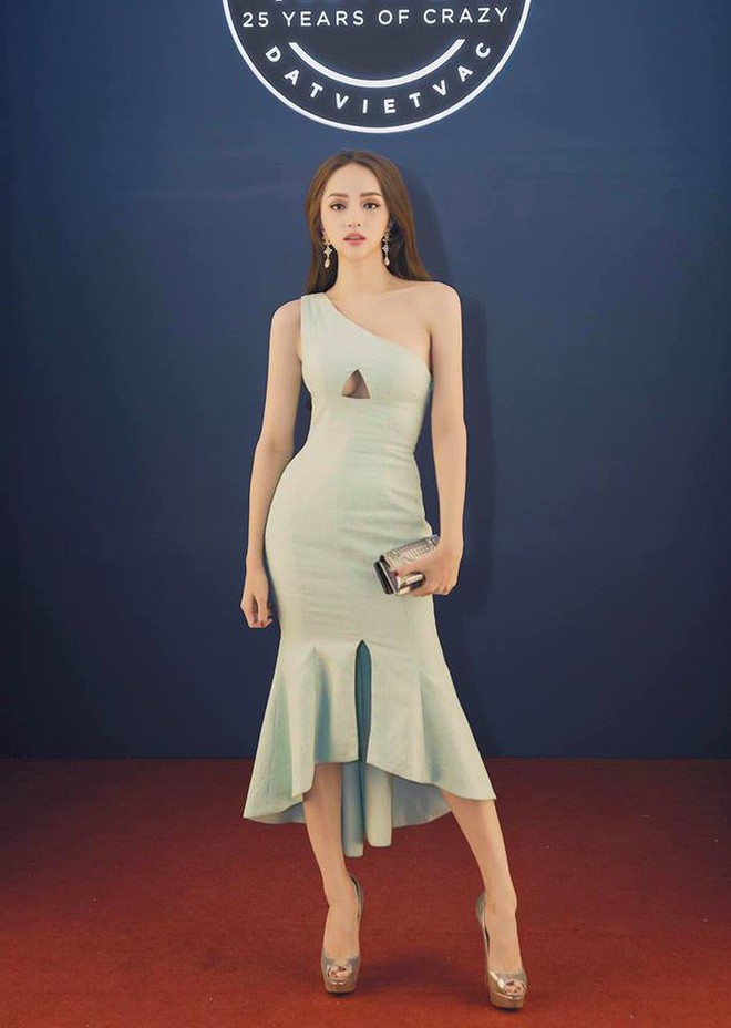 HH Hương Giang xuất hiện xinh đẹp tựa nữ thần nhưng bộ đầm hiểm hóc mới là tâm điểm, đến khổ chủ cũng phải lên tiếng - Ảnh 1.