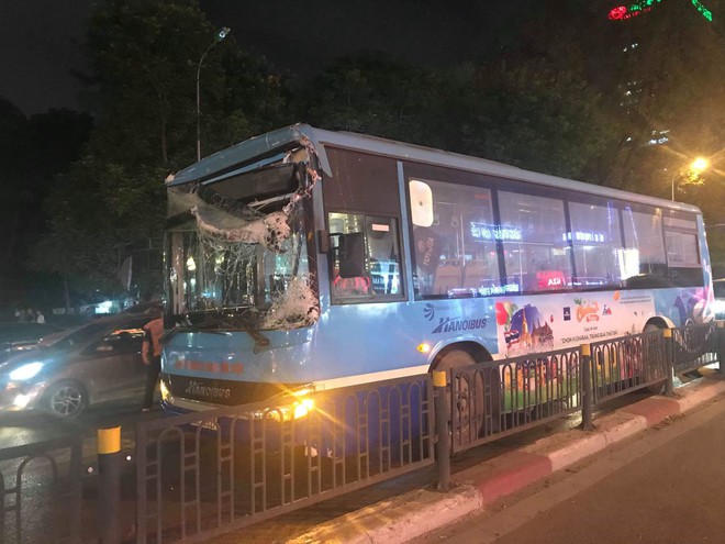 H&agrave; Nội: Xe bus đ&acirc;m sập r&agrave;o chắn cầu vượt, giao th&ocirc;ng &ugrave;n tắc nghi&ecirc;m trọng - Ảnh 1.