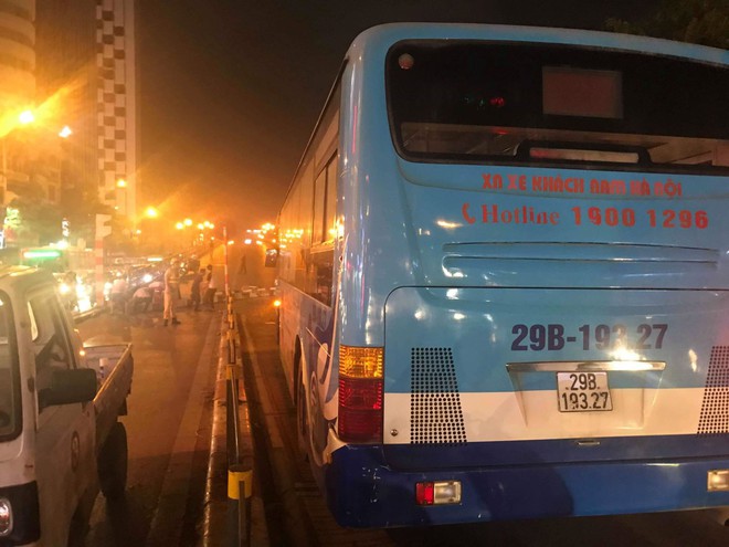 Hà Nội: Xe bus đâm sập rào chắn cầu vượt, giao thông ùn tắc nghiêm trọng - Ảnh 2.