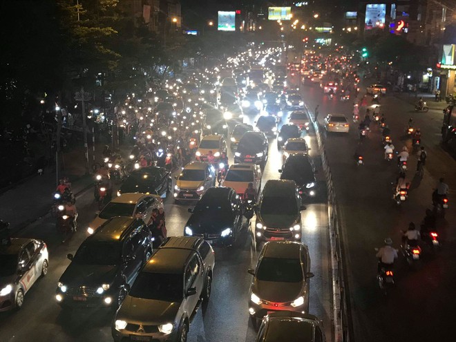 Hà Nội: Xe bus đâm sập rào chắn cầu vượt, giao thông ùn tắc nghiêm trọng - Ảnh 4.