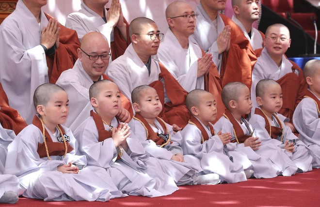 Loạt sắc thái đáng yêu hết nấc của các chú tiểu trong ngày xuống tóc đón lễ Phật Đản ở Hàn Quốc - Ảnh 14.