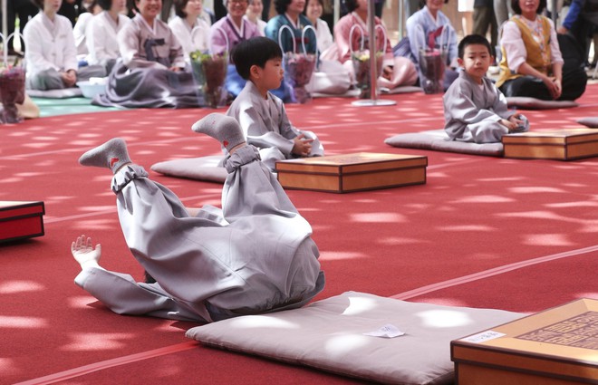 Loạt sắc thái đáng yêu hết nấc của các chú tiểu trong ngày xuống tóc đón lễ Phật Đản ở Hàn Quốc - Ảnh 7.