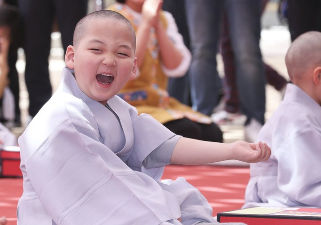 Loạt sắc thái đáng yêu hết nấc của các chú tiểu trong ngày xuống tóc đón lễ Phật Đản ở Hàn Quốc - Ảnh 9.