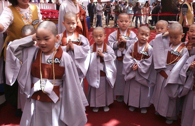 Loạt sắc thái đáng yêu hết nấc của các chú tiểu trong ngày xuống tóc đón lễ Phật Đản ở Hàn Quốc - Ảnh 16.