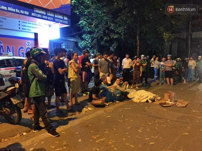 Nóng: Ô tô đâm liên hoàn trên đường phố Hà Nội, ít nhất 1 công nhân môi trường tử vong - Ảnh 3.