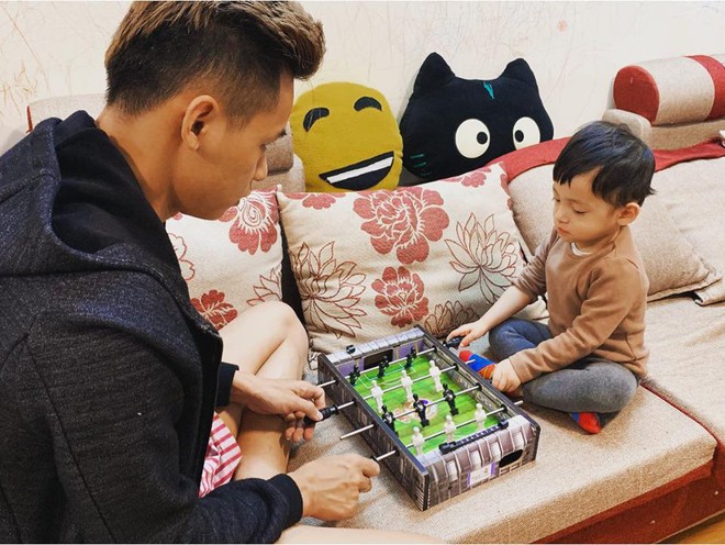 Loạt ảnh đáng yêu của bố con Độ Mixi giải đáp thắc mắc: “Có chồng game thủ thì chăm con kiểu gì?” - Ảnh 7.