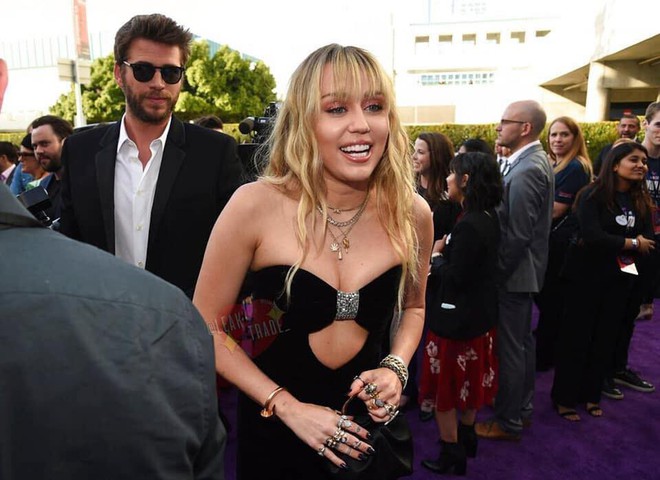 Đi ra mắt phim bom tấn mà vợ chồng son Miley Cyrus - Liam Hemsworth cứ mải cù lét nhau, làm đủ trò nhí nhố - Ảnh 1.