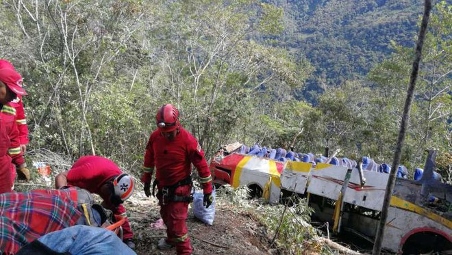 Xe buýt rơi xuống hẻm núi vì cố vượt ô tô tải, ít nhất 49 người thương vong - Ảnh 1.