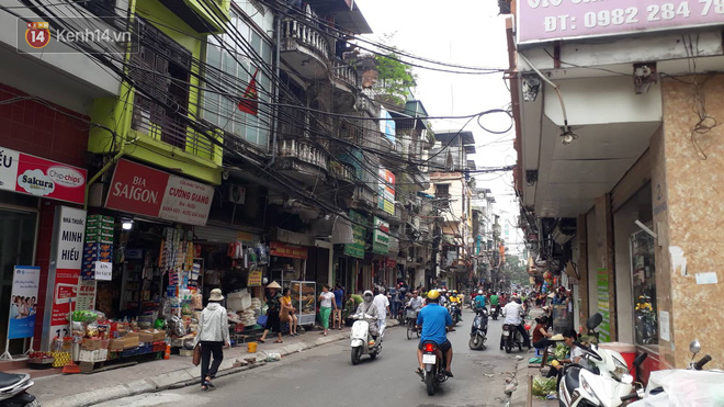 Người dân bàng hoàng kể lại giây phút ô tô điên tông hàng loạt phương tiện, khiến nữ lao công tử vong - Ảnh 2.