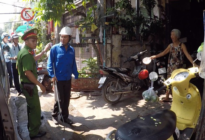 Ông Đoàn Ngọc Hải dẫn đoàn liên ngành đi bắt chó thả rông, chủ chó bực tức chửi bới rồi ngăn cản lực lượng chức năng - Ảnh 1.