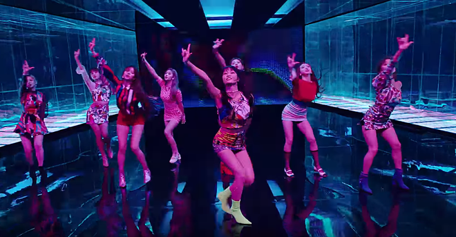 Hết bị cho là giống SNSD, MV “FANCY” của TWICE nay còn vướng nghi vấn “copy” nhóm nhạc Nhật? - Ảnh 3.