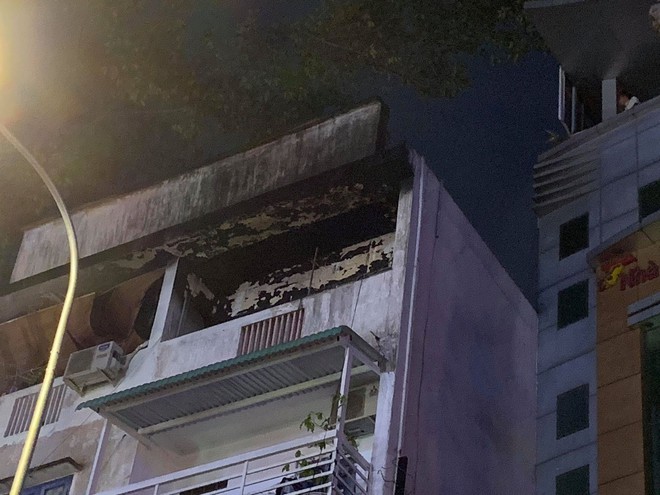 Cảnh sát PCCC giải cứu thành công 3 đứa trẻ trong căn nhà bốc cháy dữ dội ở Sài Gòn - Ảnh 2.